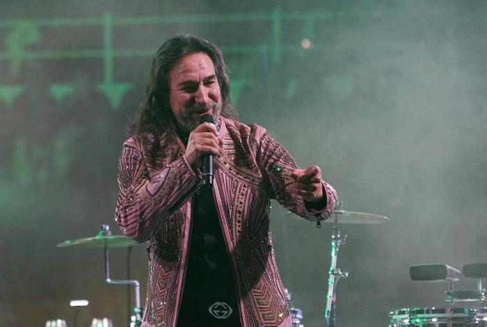 Pañales por serenata de El Buki para las mamás