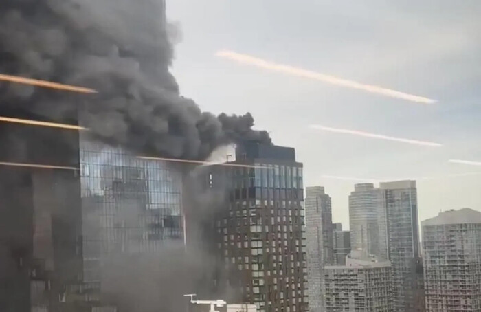 Pánico en Manhattan: Rascacielos en llamas junto al World Trade Center