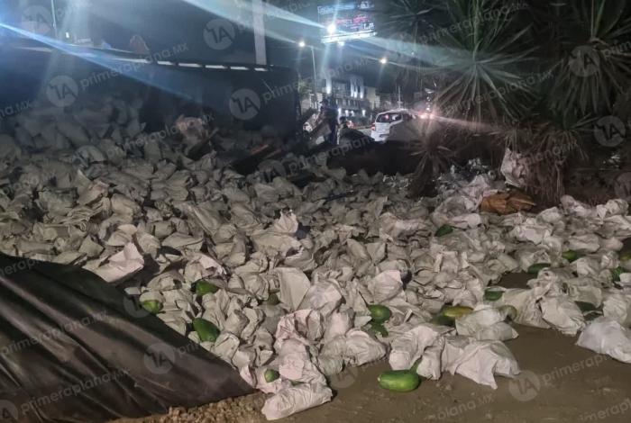 Papayas cubren la salida a Pátzcuaro tras volcadura