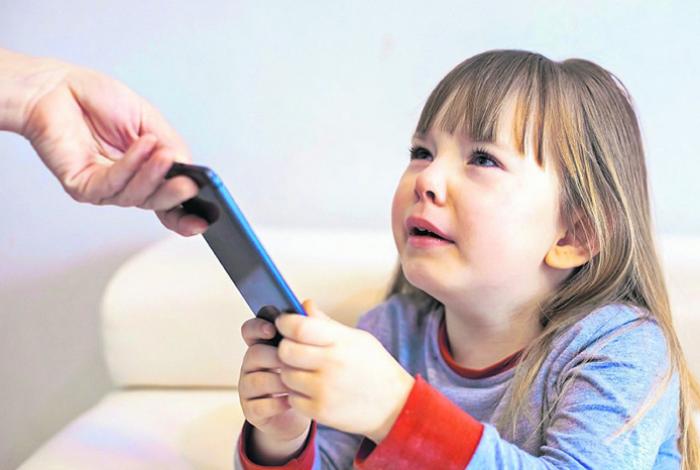 Para combatir adicción a videojuegos y celulares, regularán su uso en escuelas de Michoacán