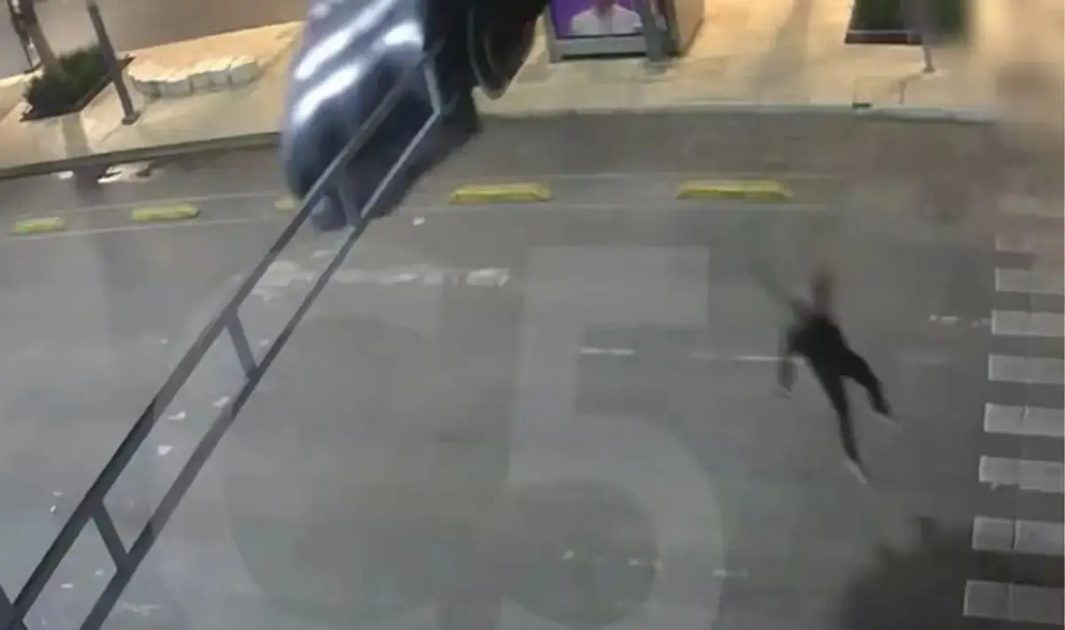 Paracaidista queda atorado en semáforo de CDMX | VIDEO