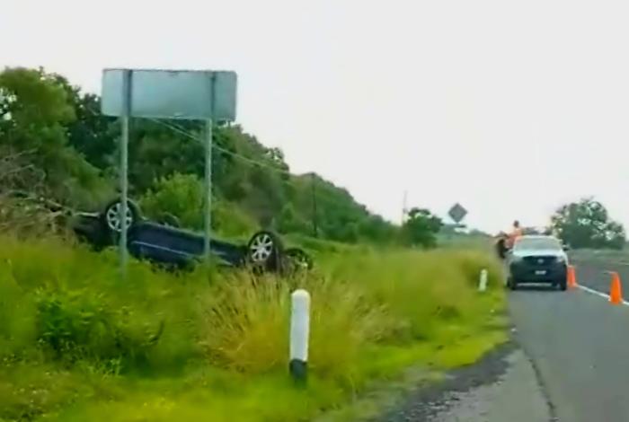 Parácuaro: aparatoso accidente de auto deja saldo de un herido