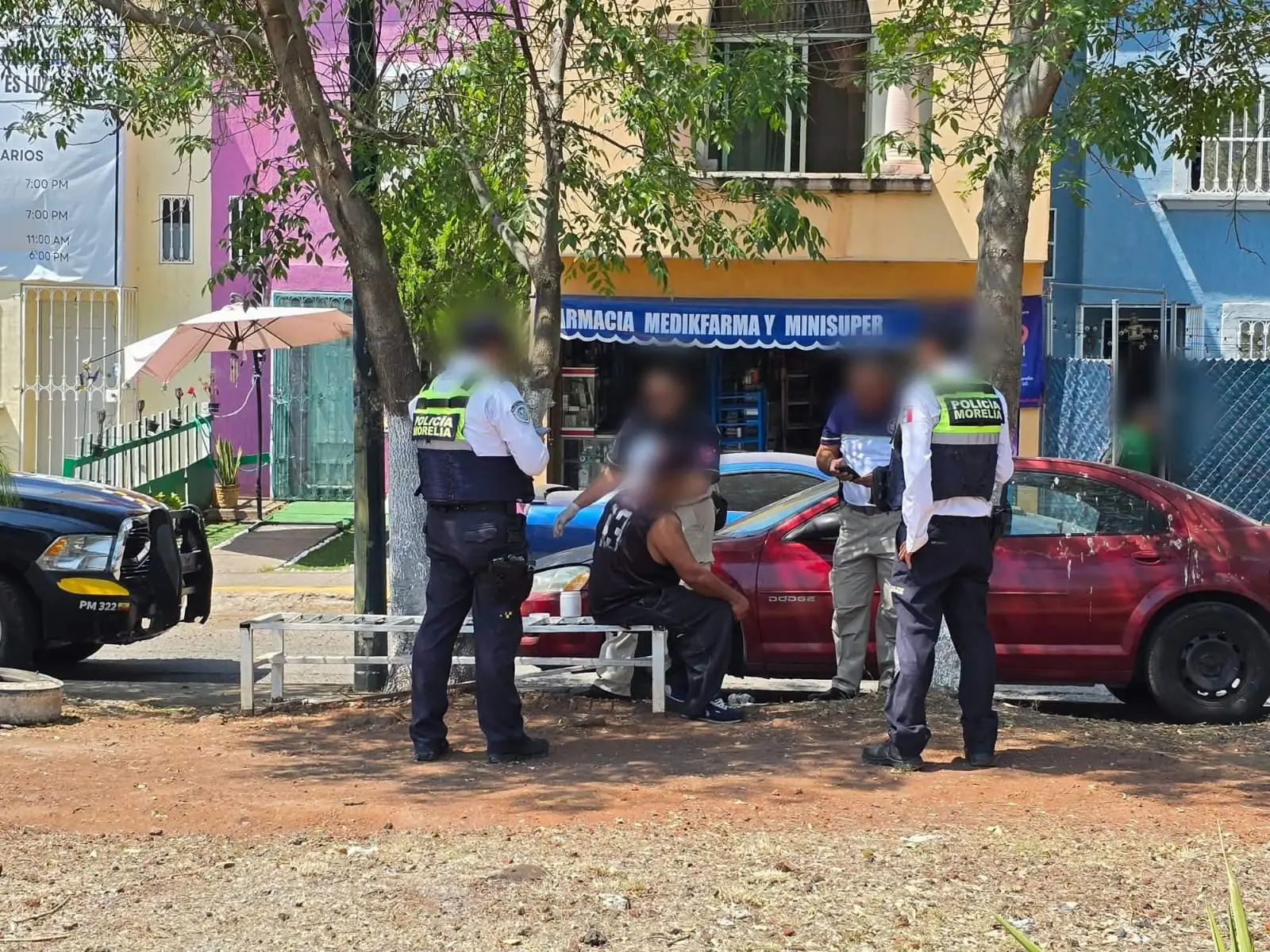 Paramédicos de Rescate y Policía Morelia auxilian a un herido en riña