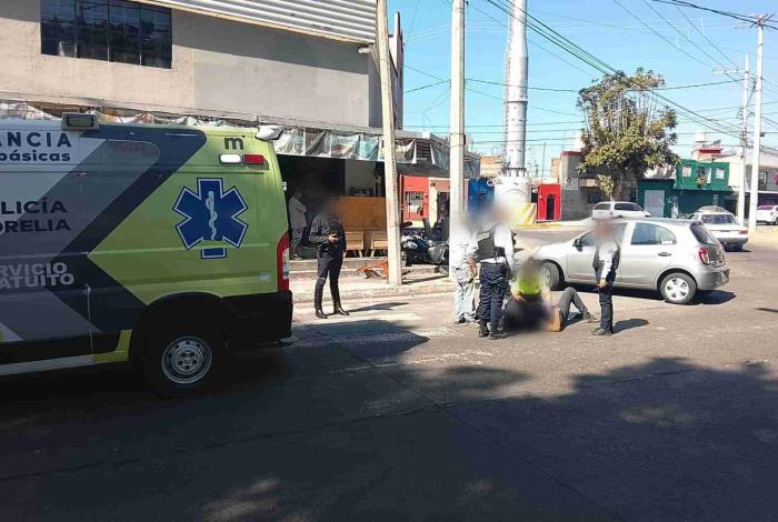 Paramédicos del ERUM auxilian a motociclista accidentado en la colonia Morelos, Morelia
