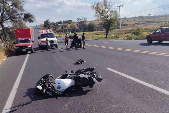 Pareja de jóvenes se accidenta a bordo de su motocicleta, en la carretera La Piedad Numarán