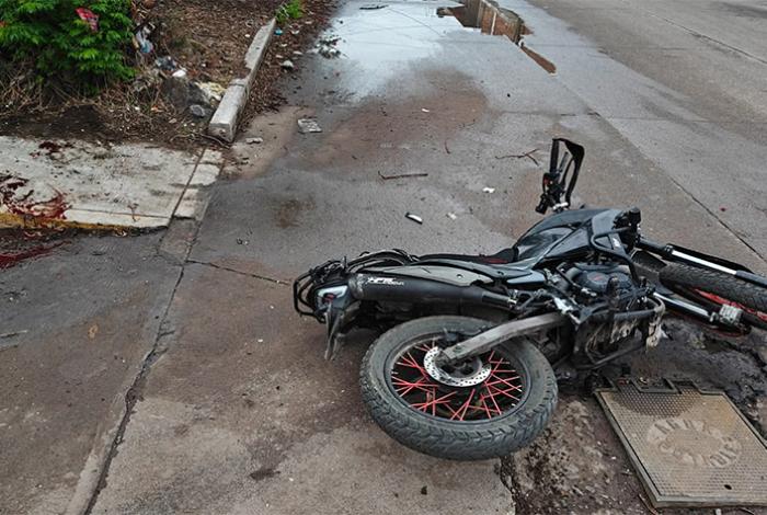 Pareja derrapa en motocicleta y resulta lesionada en La Piedad