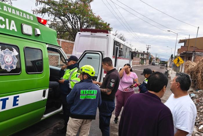 Pareja derrapa en motocicleta y queda herida, en La Piedad