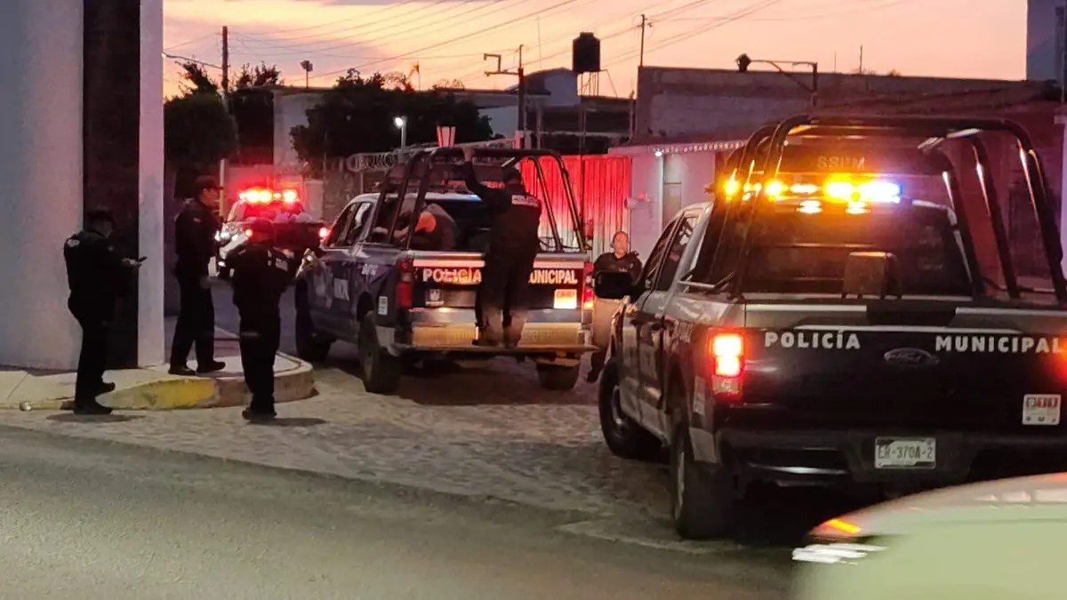Pareja es arrestada tras descubrir restos humanos en la cajuela de su auto.