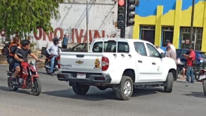 Pareja es atropellada por camioneta de la Arquidiócesis de Apatzingán