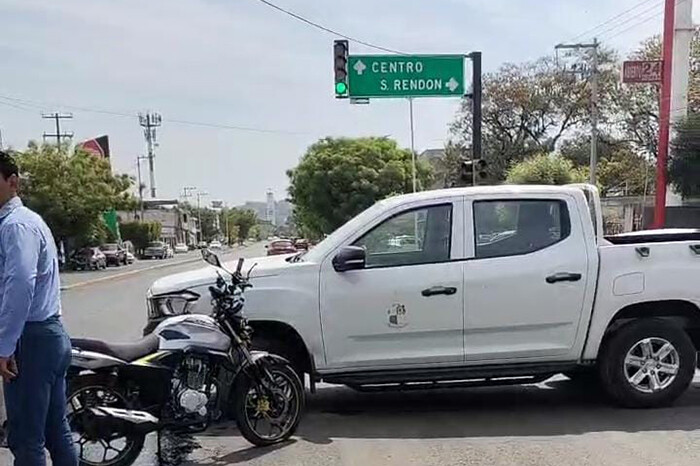 Pareja queda herida al ser atropellada por camioneta de la Arquidiócesis de Apatzingán