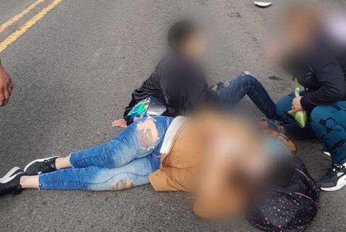 Pareja sufre accidente de moto en la Madero poniente, a la altura de la colonia Tiníjaro, en Morelia