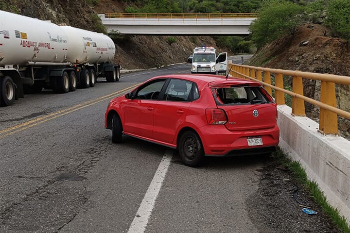 Pareja sufre accidente en la autopista Siglo XXI; viajaban en un Volkswagen Polo color rojo