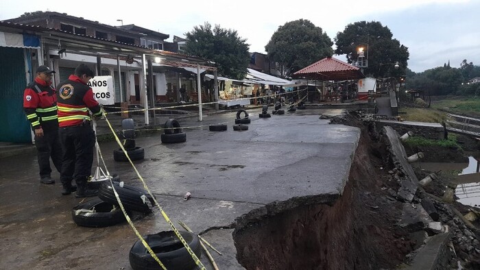 Parte del muelle general del Lago de Pátzcuaro, se derrumba gracias a las fuertes lluvias