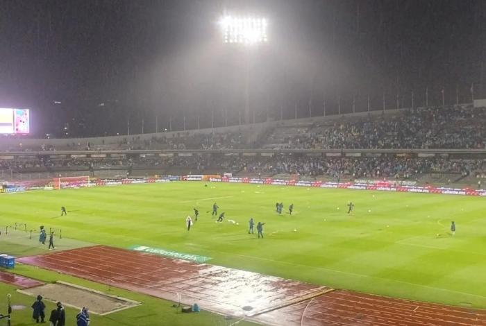 Partido Pumas vs Chivas en la Liga MX se retrasa por mal clima en el Estadio Olímpico Universitario