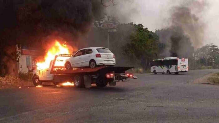 Pasajero de autobús muere calcinado durante quema de vehículos en Tabasco 