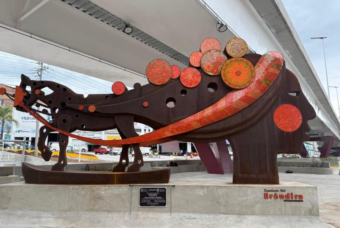Paso Eréndira une modernidad y memoria histórica con escultura monumental en su bajopuente
