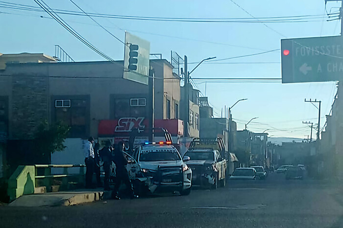 Patrulla de la Guardia Civil se estrella contra la banqueta de  un puente al norte de Morelia