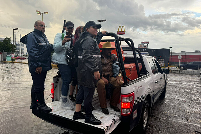 Patrulleros de Seguridad Vial brindan apoyo a morelianos varados por lluvia