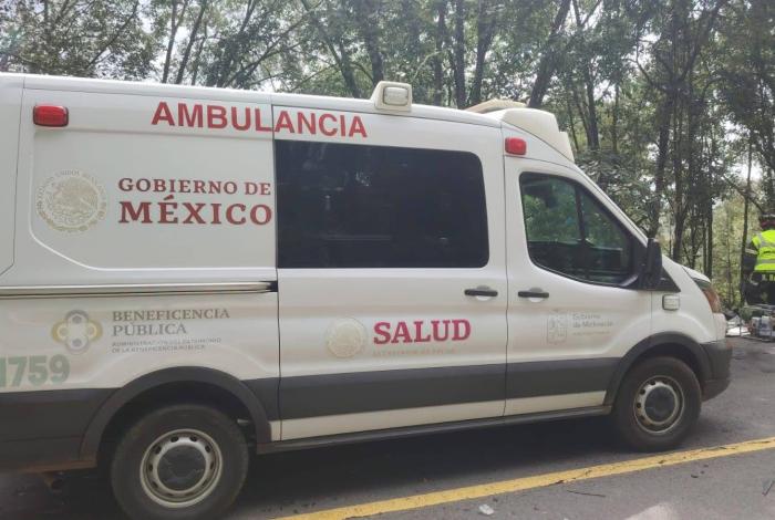 Pátzcuaro: choque entre autobús y camioneta deja dos lesionados