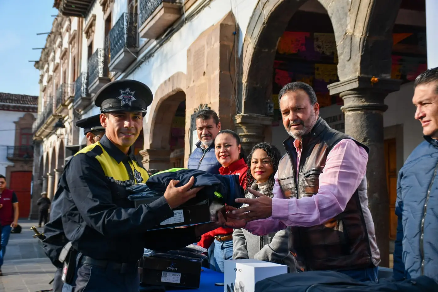 Pátzcuaro cierra 2025 con más seguridad: Julio Arreola entrega uniformes, vehículo y equipamiento