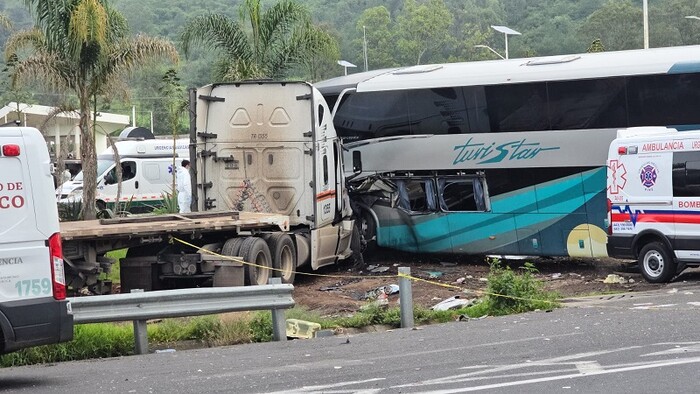 Pátzcuaro: Identifican al chofer y a la pasajera del autobús Turistar que perdieron la vida