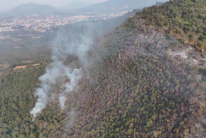 Pátzcuaro no se rinde ante el fuego; incendio en el Estribo ya está 80% controlado