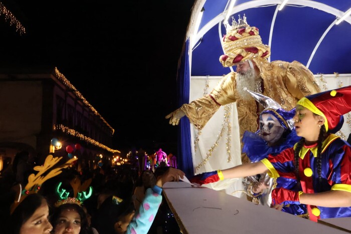 Pátzcuaro se llenó de magia con la cabalgata de los Reyes Magos