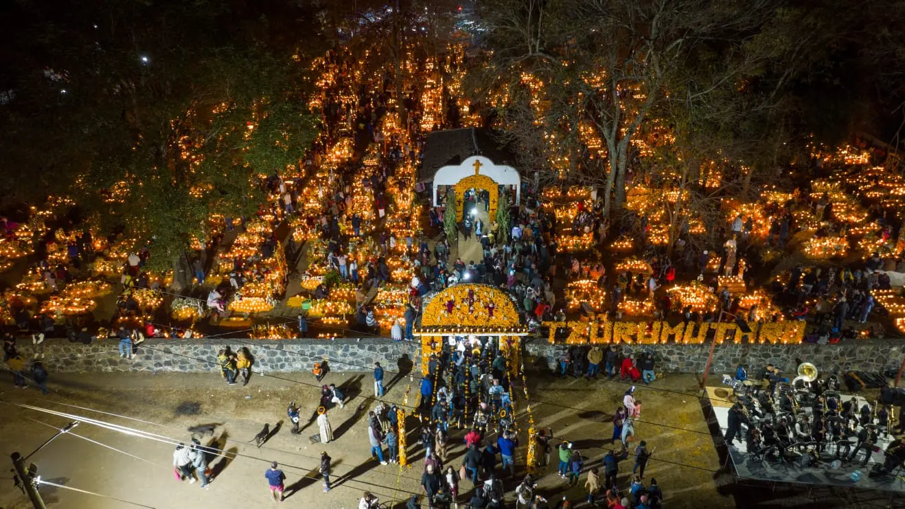 Pátzcuaro vivió una Noche de Ánimas Histórica, llena de Tradición, Cultura y Saldo Blanco
