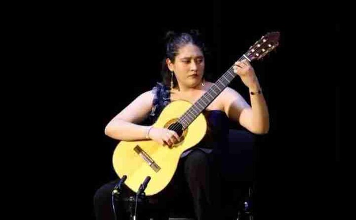 Pau Menchaca, talentosa guitarrista michoacana y amante del canto