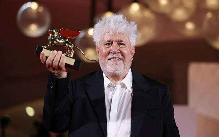 Pedro Almodóvar obtiene el León de Oro en Venecia por ‘La habitación de al lado’