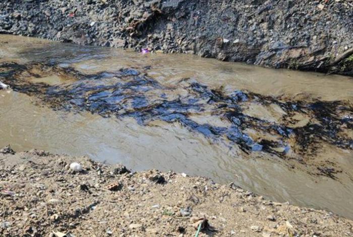 Pemex activa operativo en Veracruz por residuos de aceite en zona afectada por derrame