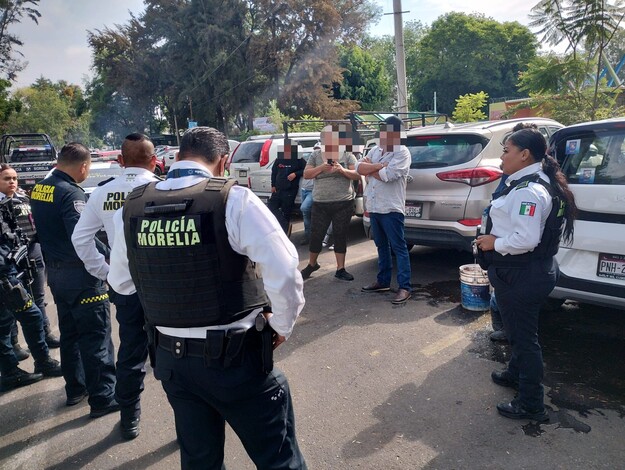 Pensaron que estaban robando un auto y resulta que se le quedaron las llaves adentro