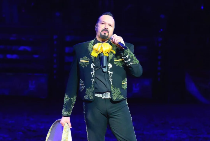 Pepe Aguilar dona ganancias de su disco para migrantes