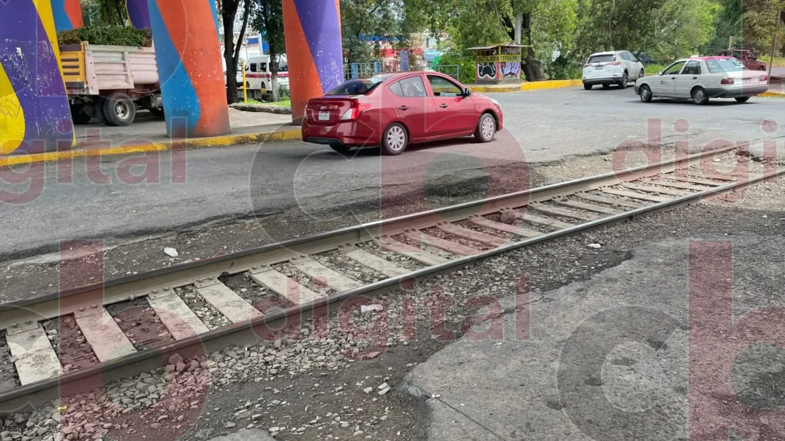 Persiste problema de baches y malas condiciones sobre la vía del tren en Tres Puentes