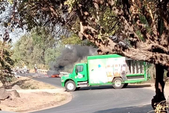 Persisten los bloqueos carreteros en Michoacán