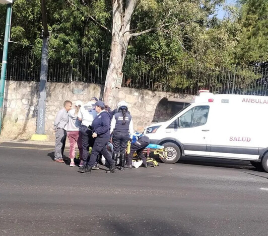 Persona es atropellada por auto frente a Casa Michoacán