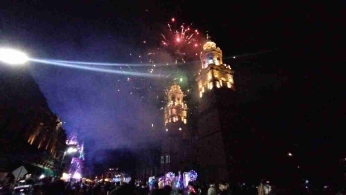 Personas se maravillan con encendido de Catedral al ritmo de Star Wars