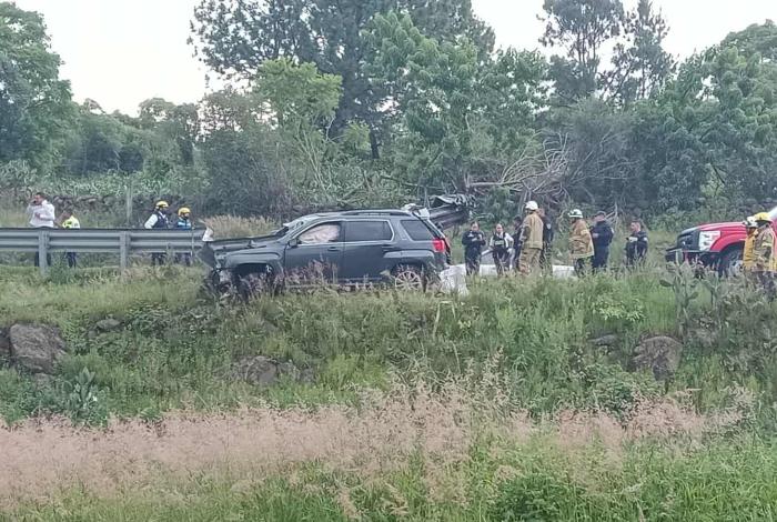 Pierde el control de su camioneta y mu4re al impactar contra barra de contención