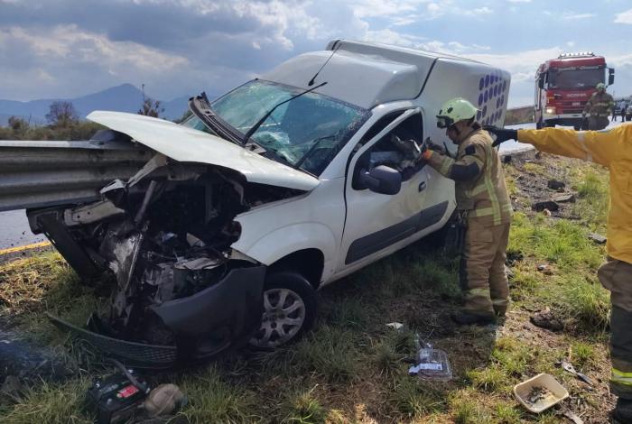 Pierde el control de su camioneta y se incrusta en barrera metálica de contención