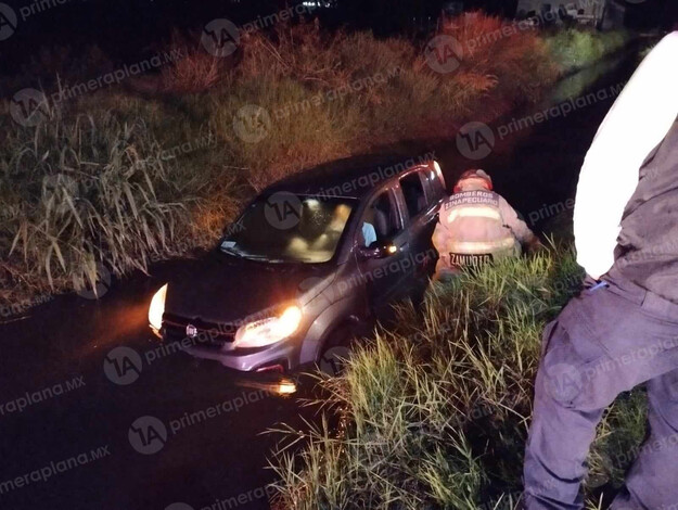 Pierde el control y se va a canal de agua, en fraccionamiento de Tarímbaro