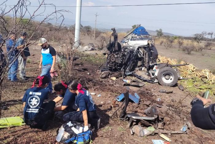 Pierde el control y vuelca tractocamión cargado con jitomate, en la carretera Zamora-La Piedad