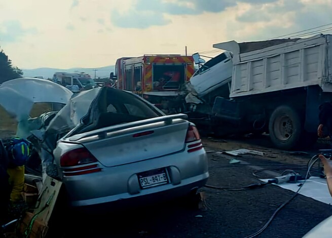 Pierde la vida tras chocar su auto contra camión de volteo