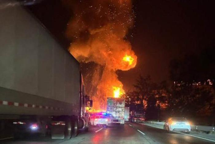 Pipa cargada de gas se accidenta y estalla en la autopista México-Querétaro
