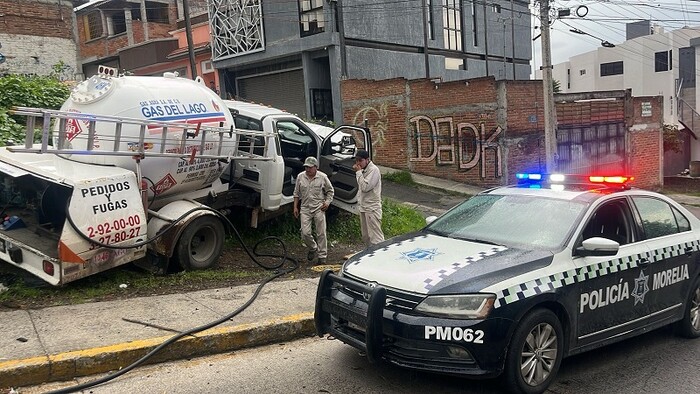 Pipa de gas LP se queda sin frenos y causa accidente en Avenida La Joya, Morelia