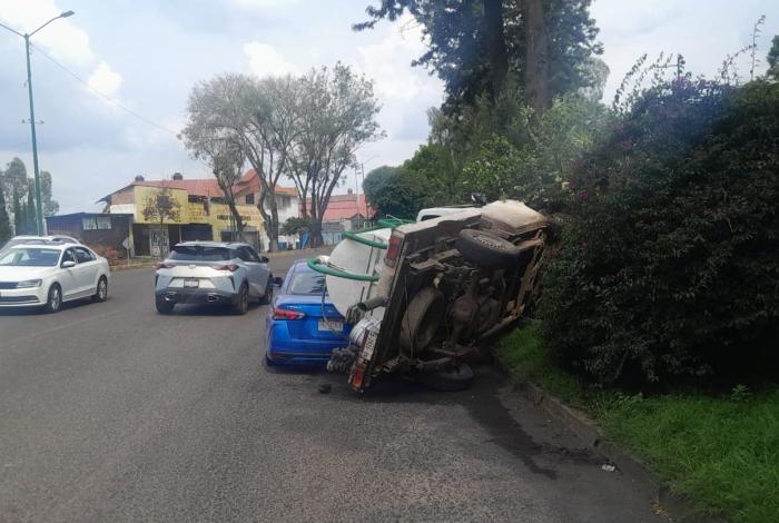 Pipa vuelca y casi aplasta a automóvil en Morelia