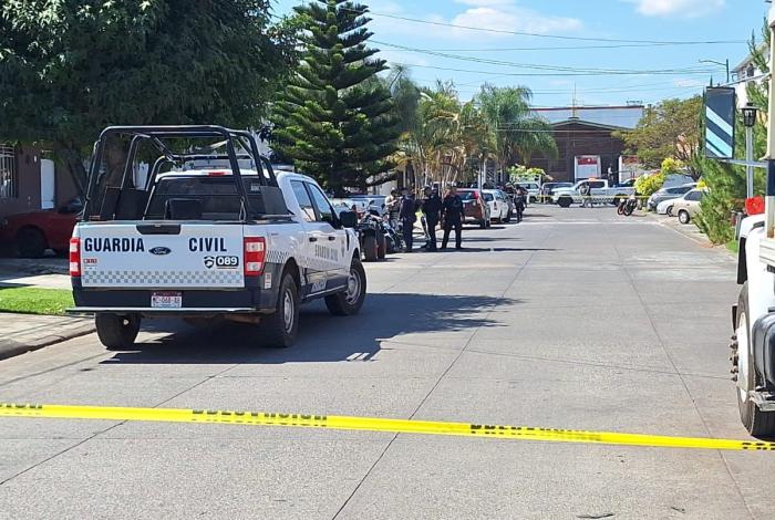 Pistoleros asesinan a motociclista por fuera de un colegio, en Uruapan