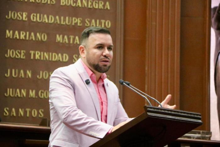 Plantea Reyes Galindo regular uso de celulares en escuelas primarias y secundarias de Michoacán