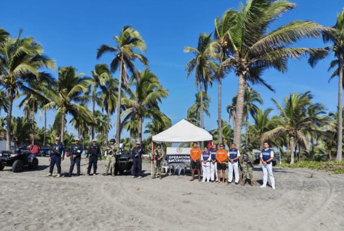 Playas de Lázaro Cárdenas bajo resguardo permanente durante vacaciones de invierno