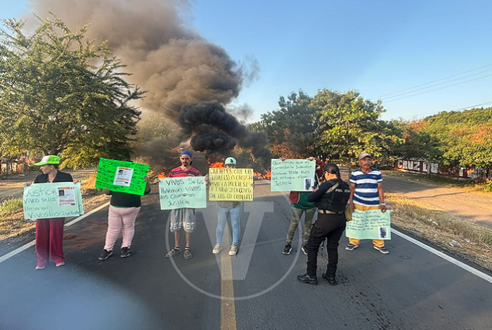 Pobladores de Buenavista bloquean carretera Apatzingán–Tepalcatepec por desaparición de personas
