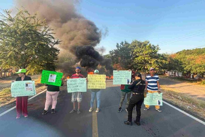 Pobladores de Buenavista bloquean carretera para denuncia desaparición de personas; señalan a la policía de Tepalcatepec